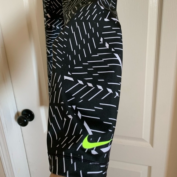 Nike Pro Tight Fit Training Capri Leggings - Picture 2 of 10